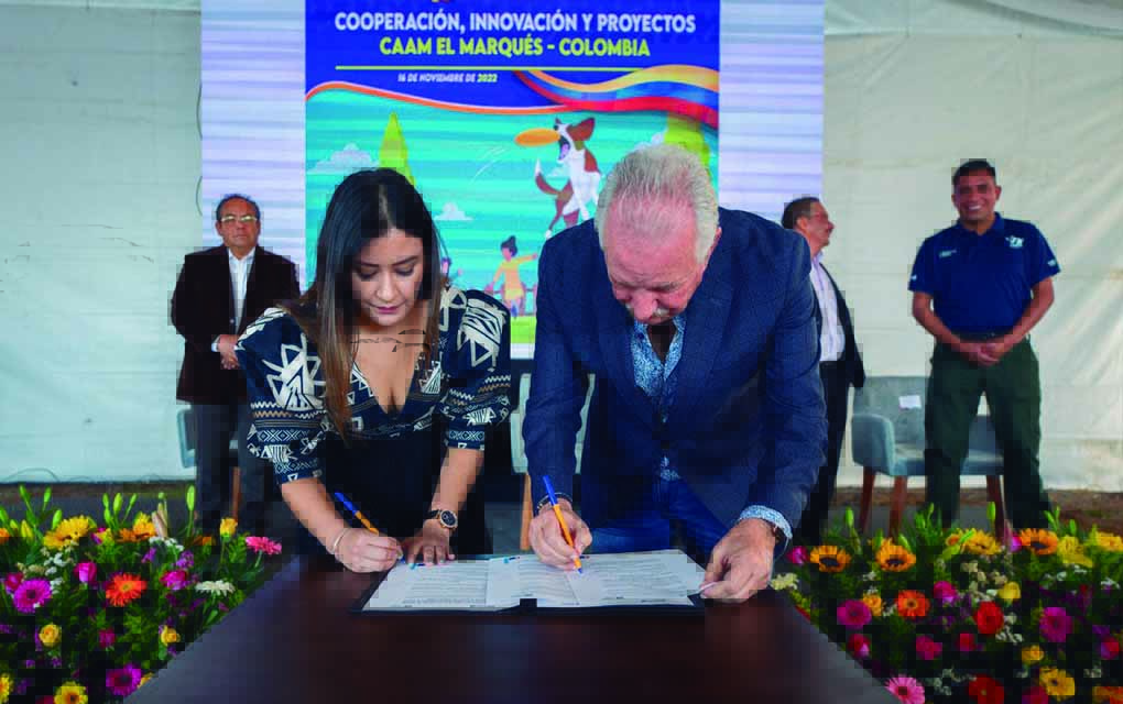 Enrique Vega firma de convenio con Colombia a favor de los animales